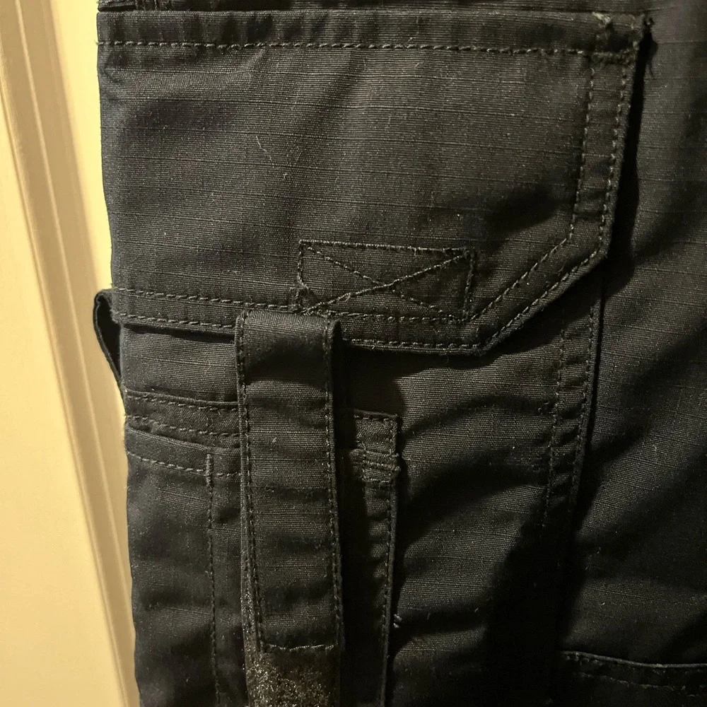 Gently used Women’s 5.11 Tactical EMS pants. Excellent condition.  Navy. size 6L - Picture 5 of 11